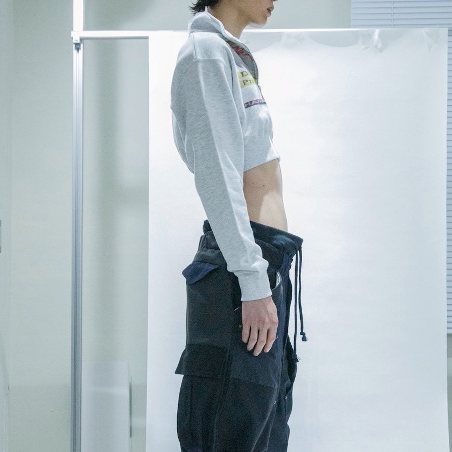 CROPPED HALF-ZIP "MAIN CHARACTER" SWEAT / GRAY / ハーフジップスウェット