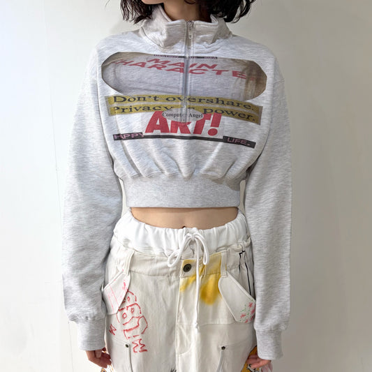 CROPPED HALF-ZIP "MAIN CHARACTER" SWEAT / GRAY / ハーフジップスウェット