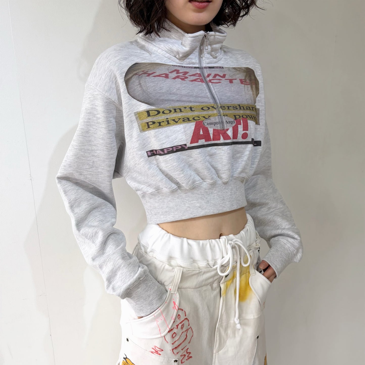 CROPPED HALF-ZIP "MAIN CHARACTER" SWEAT / GRAY / ハーフジップスウェット