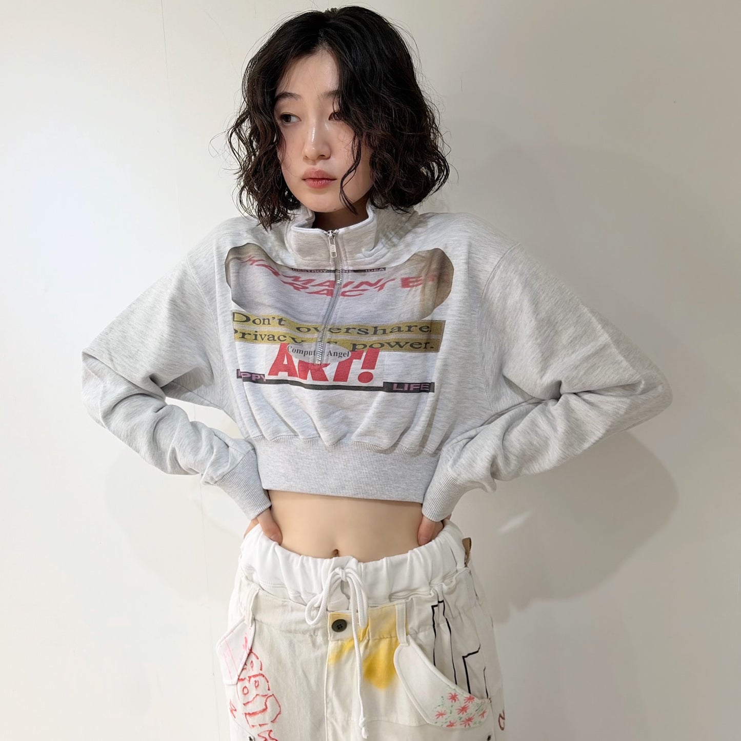 CROPPED HALF-ZIP "MAIN CHARACTER" SWEAT / GRAY / ハーフジップスウェット