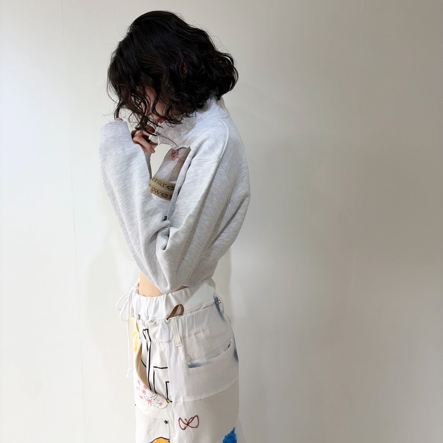 CROPPED HALF-ZIP "MAIN CHARACTER" SWEAT / GRAY / ハーフジップスウェット