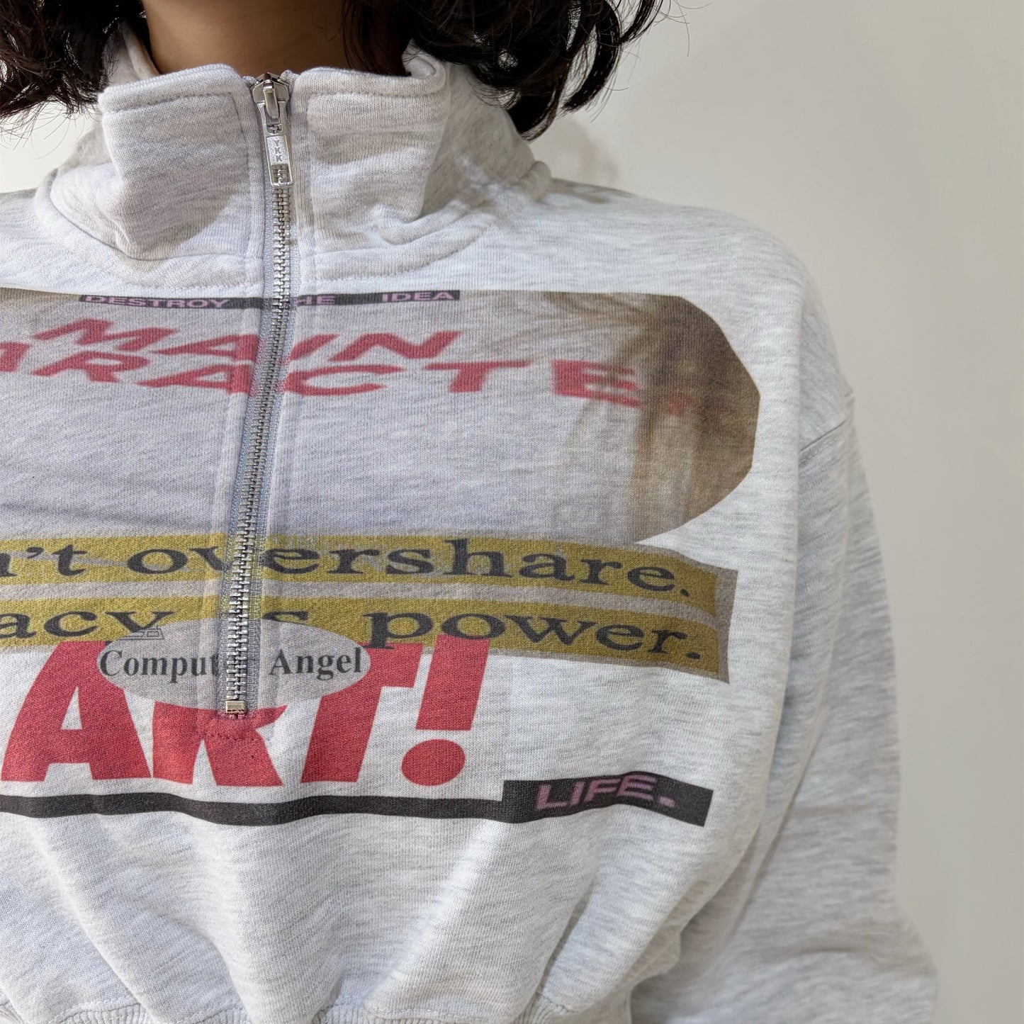 CROPPED HALF-ZIP "MAIN CHARACTER" SWEAT / GRAY / ハーフジップスウェット
