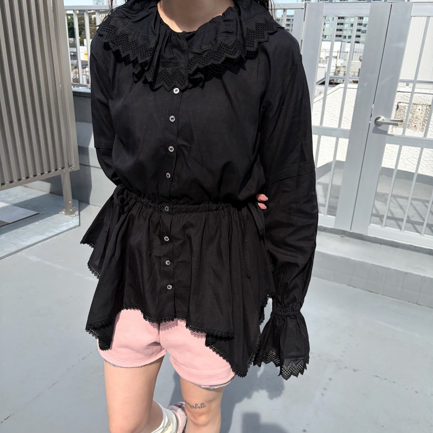 DOMESTIC FRILL BLOUSE / BLACK / フリルブラウス
