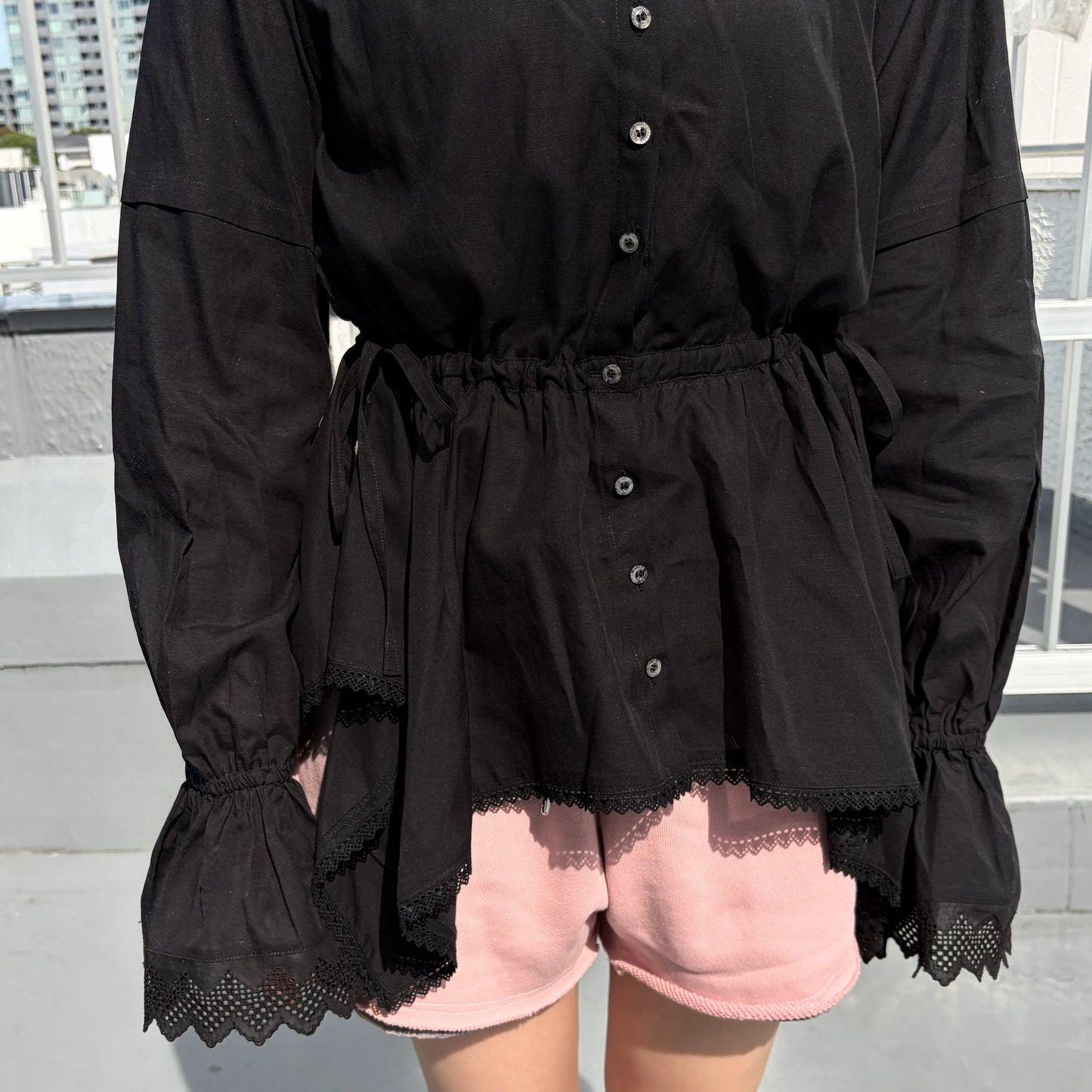 DOMESTIC FRILL BLOUSE / BLACK / フリルブラウス