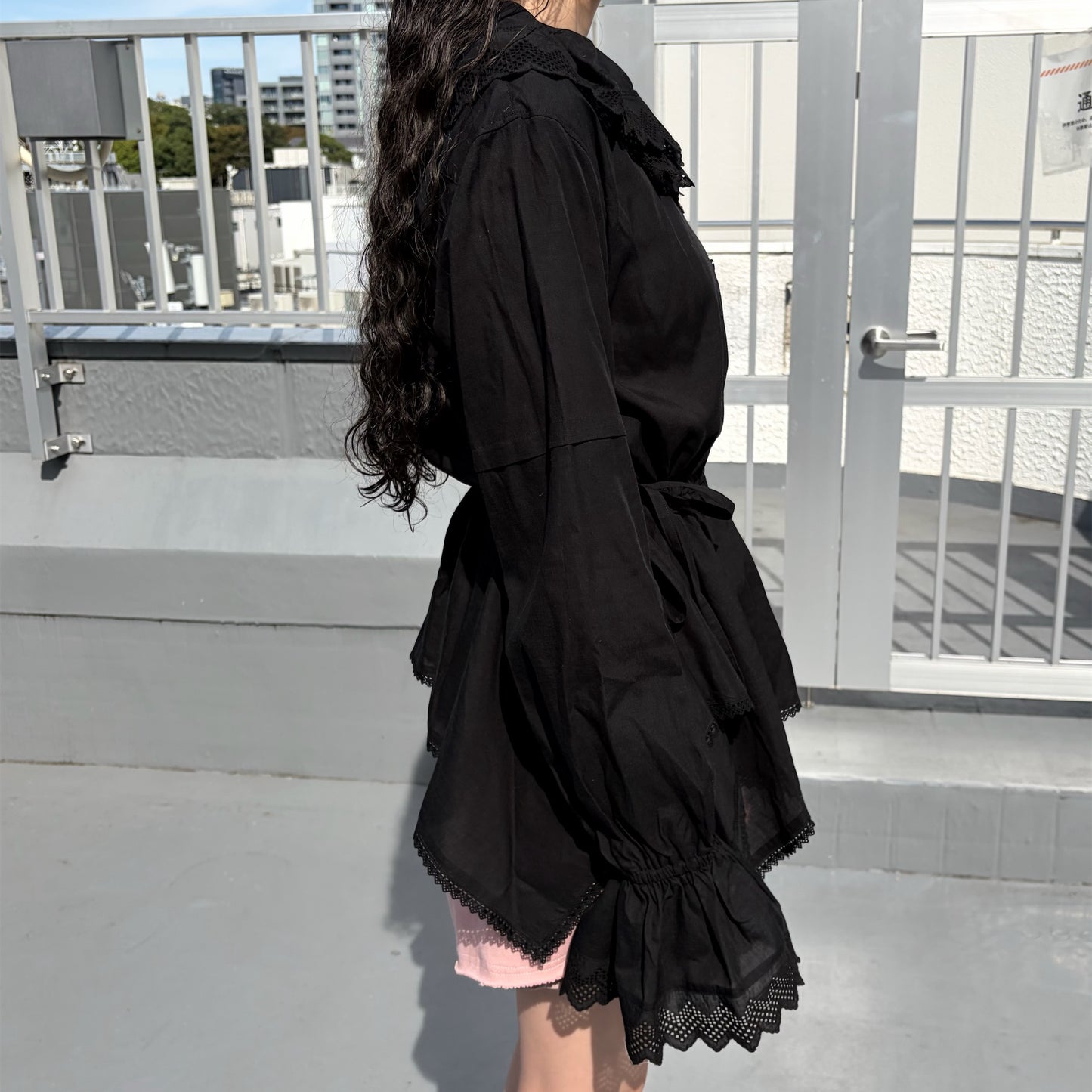DOMESTIC FRILL BLOUSE / BLACK / フリルブラウス