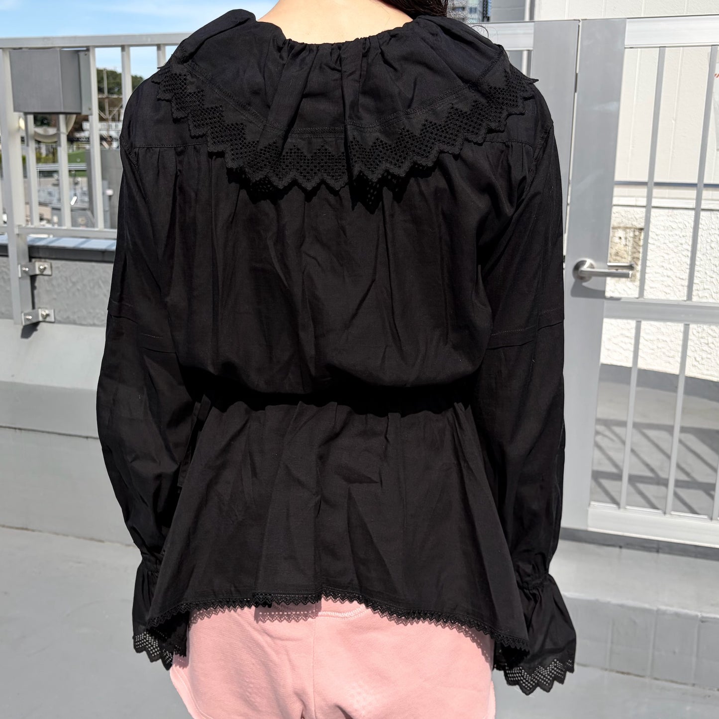 DOMESTIC FRILL BLOUSE / BLACK / フリルブラウス