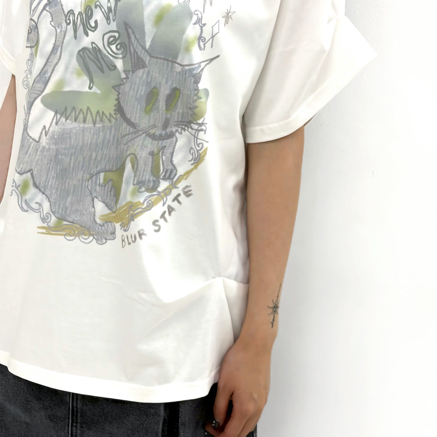 New Me Ruched Top / White / グラフィックプリントTシャツ