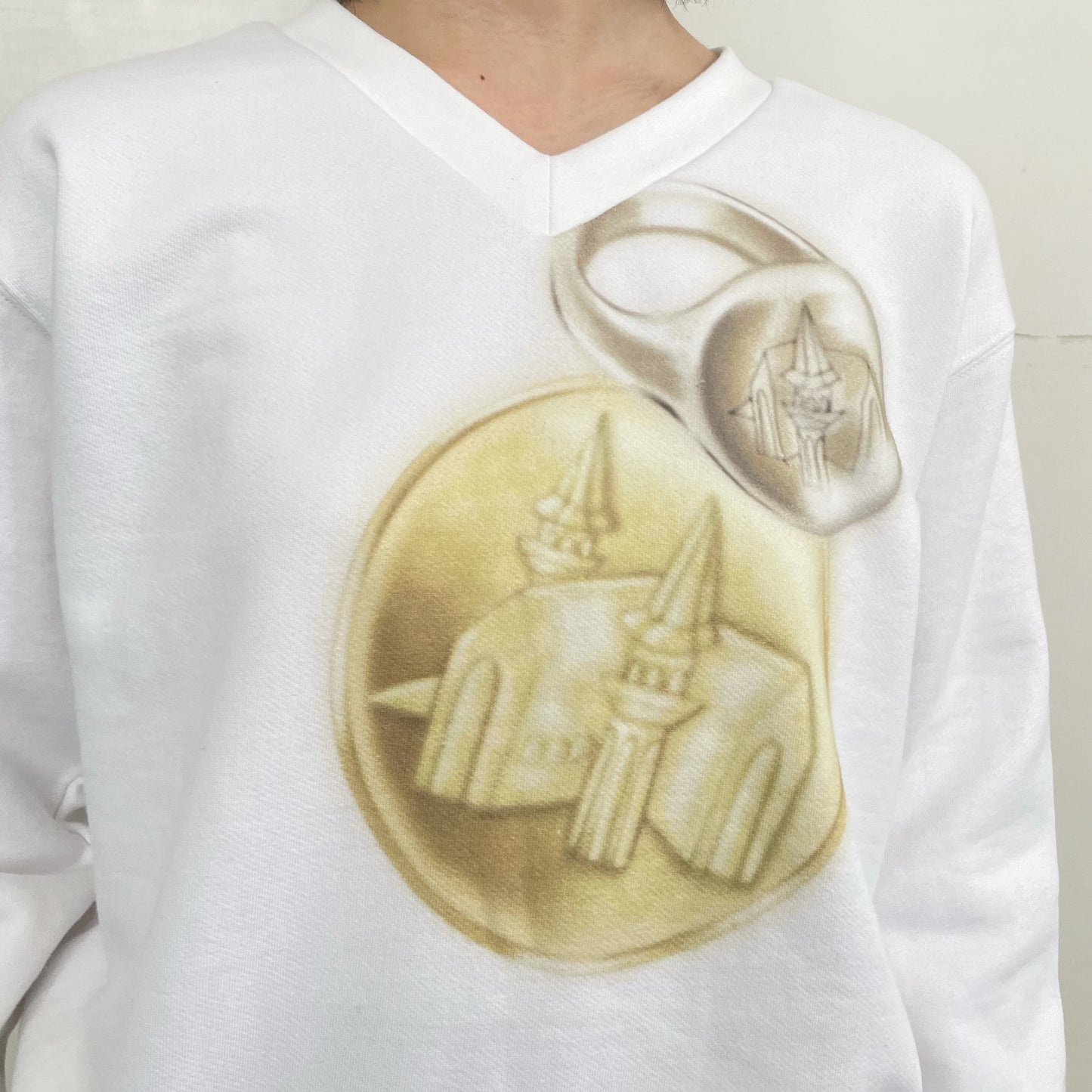 coin and ring print v neck sweat / white / プリントスウェット