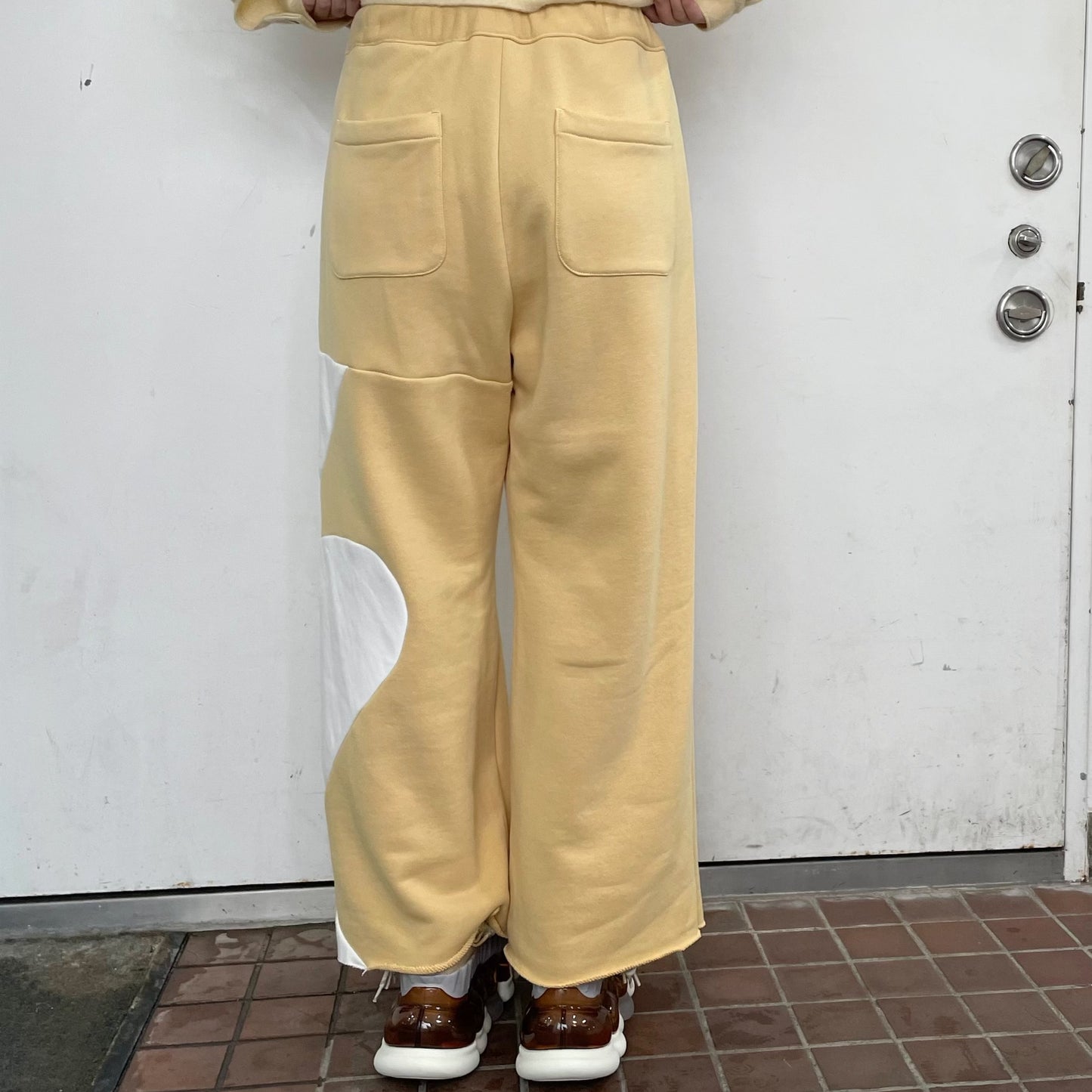 UNE UNE WIDE FLARE PANTS / YELLOW / ワイドフレアパンツ