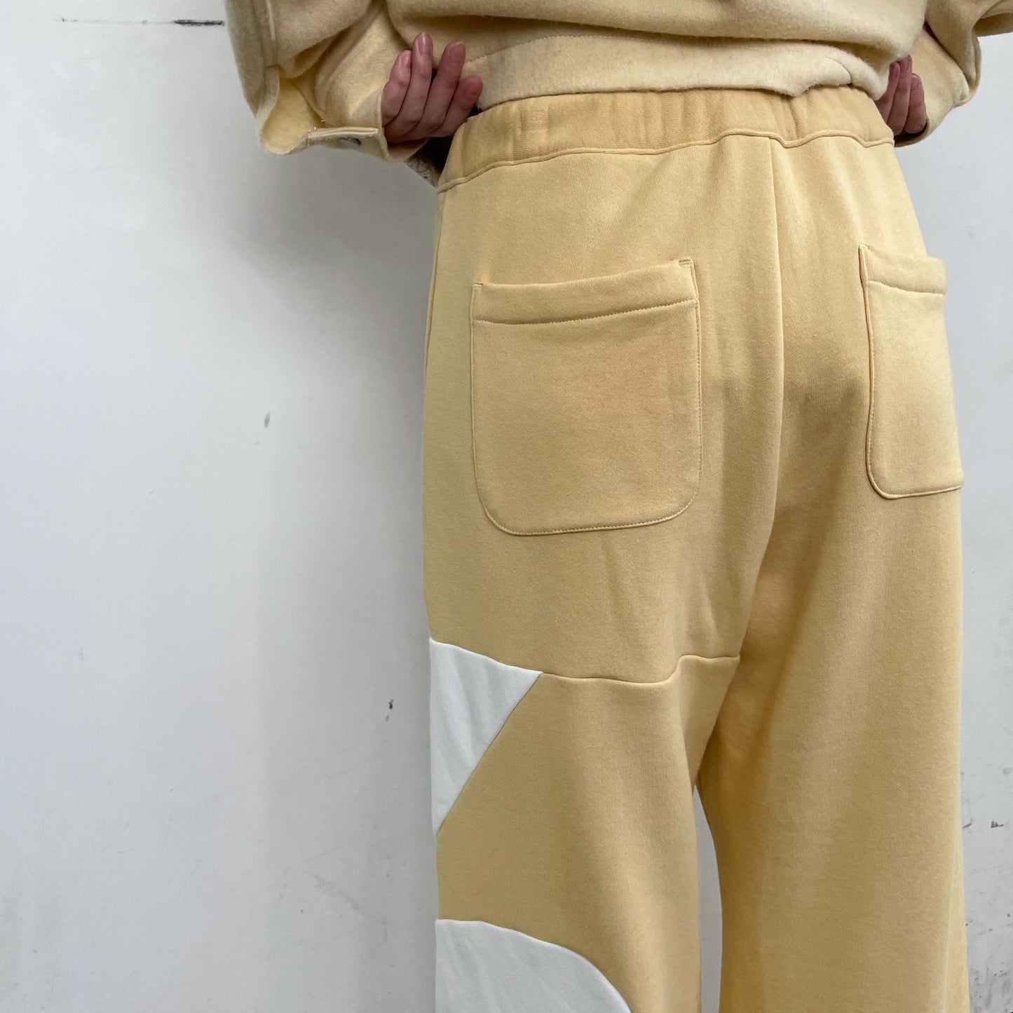 UNE UNE WIDE FLARE PANTS / YELLOW / ワイドフレアパンツ