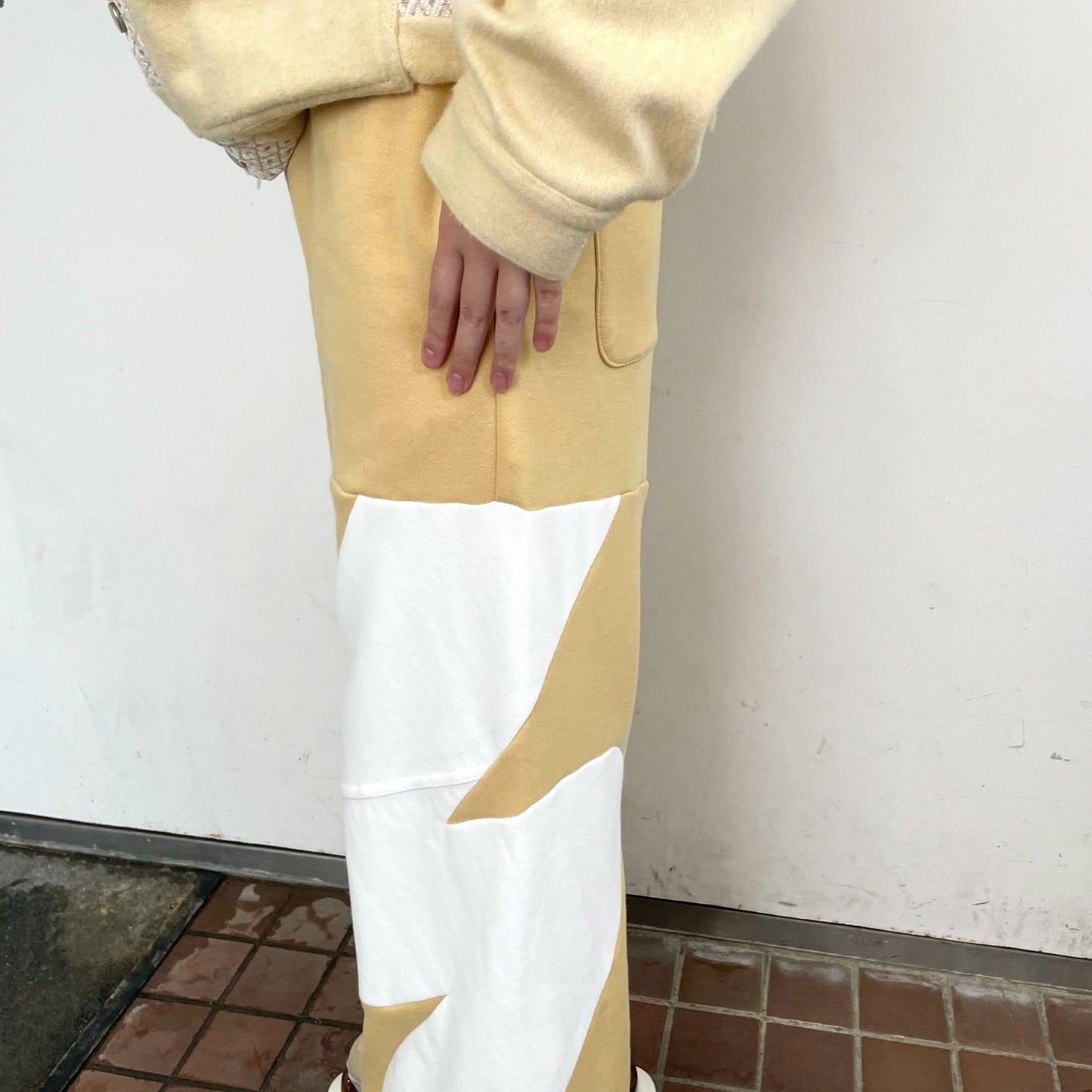 UNE UNE WIDE FLARE PANTS / YELLOW / ワイドフレアパンツ