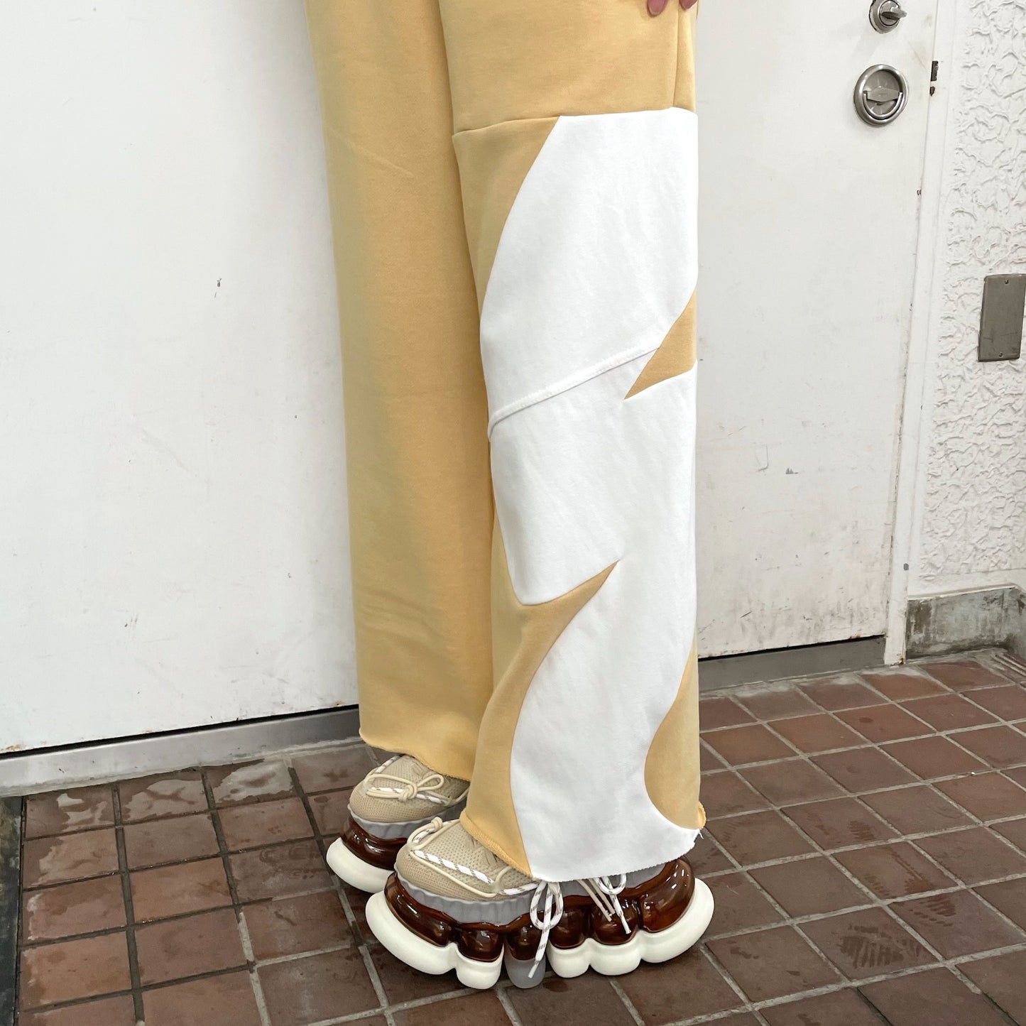 UNE UNE WIDE FLARE PANTS / YELLOW / ワイドフレアパンツ