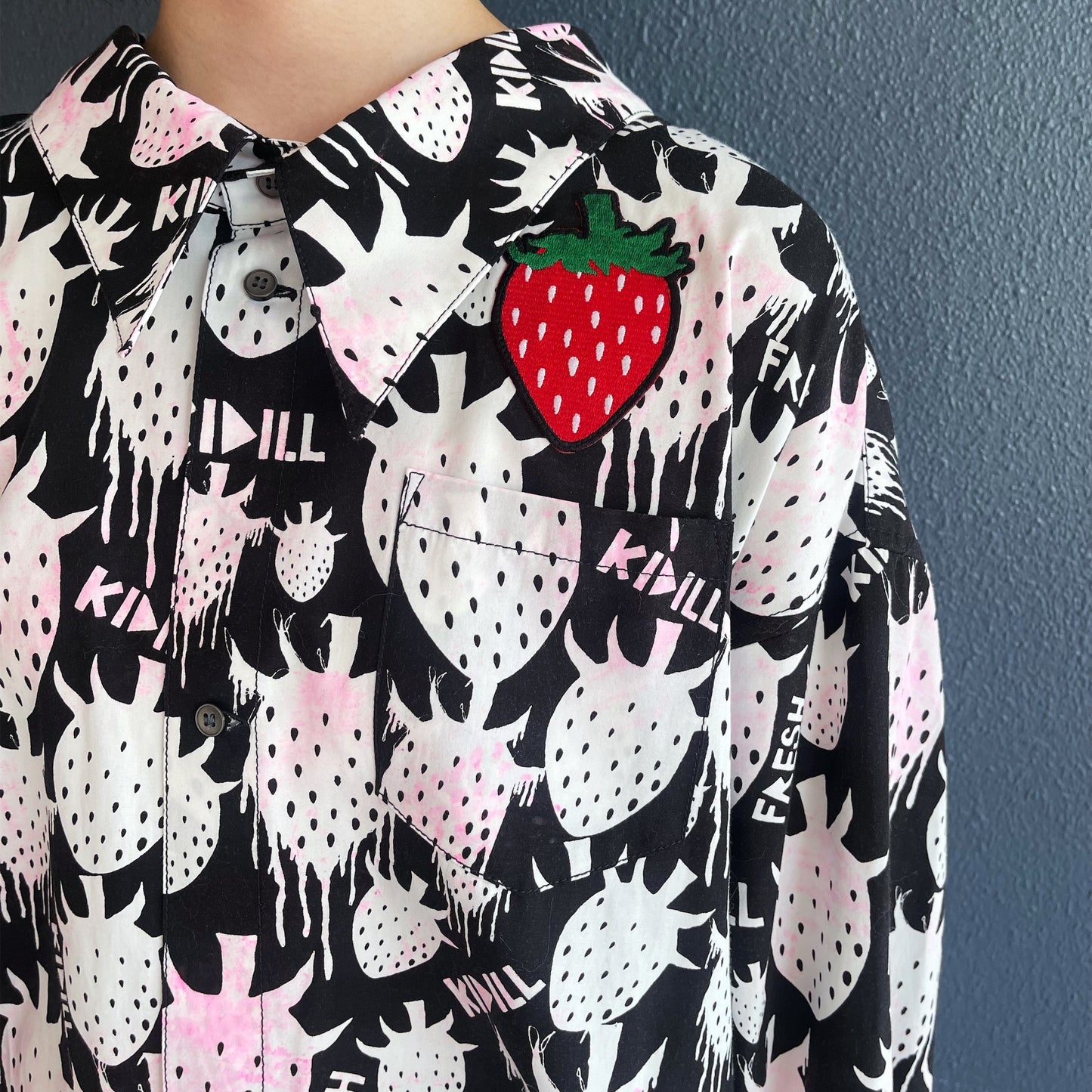 STRAWBERRY OVERSIZED SHIRT / BLACK × WHITE STRAWBERRY / ストロベリーシャツ【Brett Westfallコラボレーション】