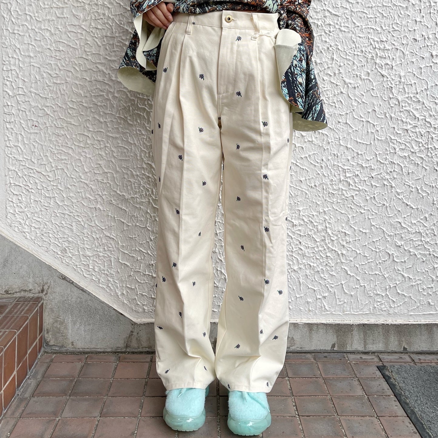 FLOWER EMBROIDERY TUCK PANTS feat.UNIVERSALOVERALL / IVORY / フラワー刺繍タックパンツ