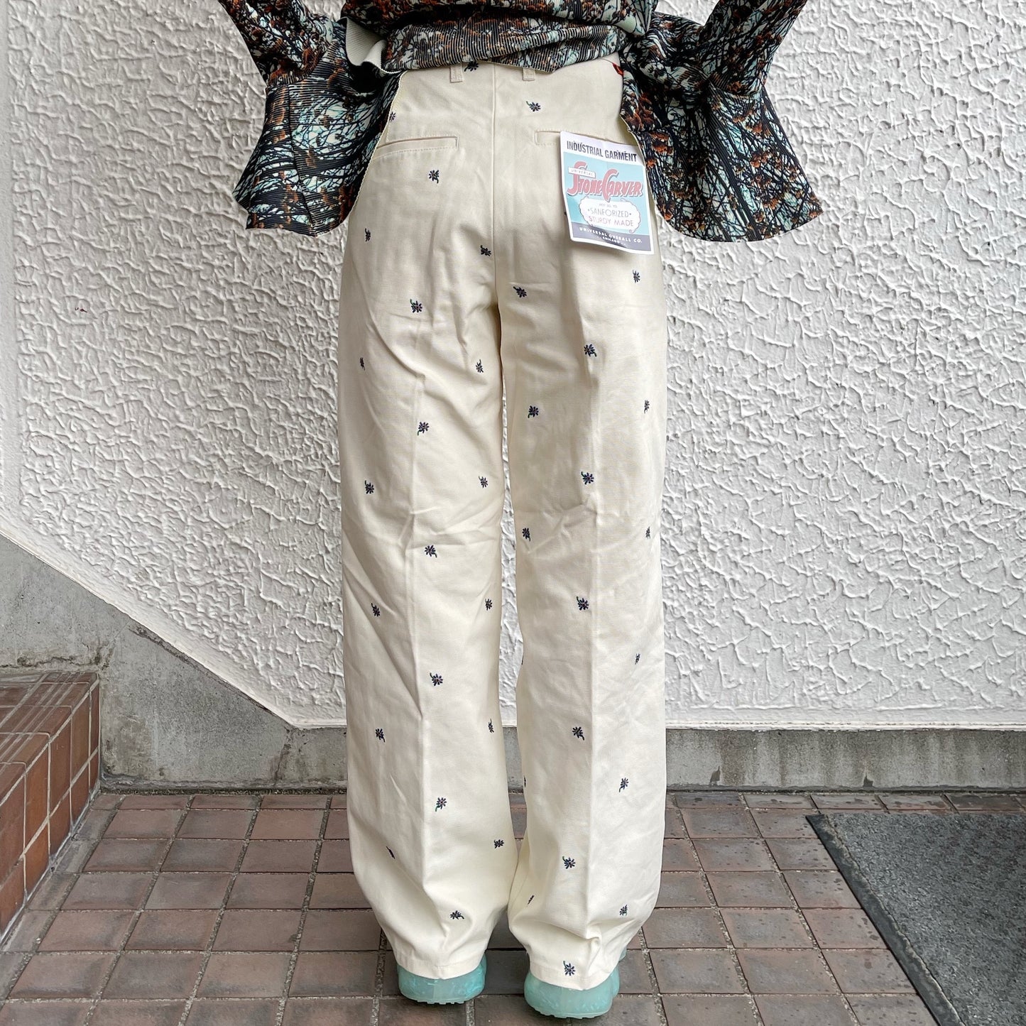 FLOWER EMBROIDERY TUCK PANTS feat.UNIVERSALOVERALL / IVORY / フラワー刺繍タックパンツ