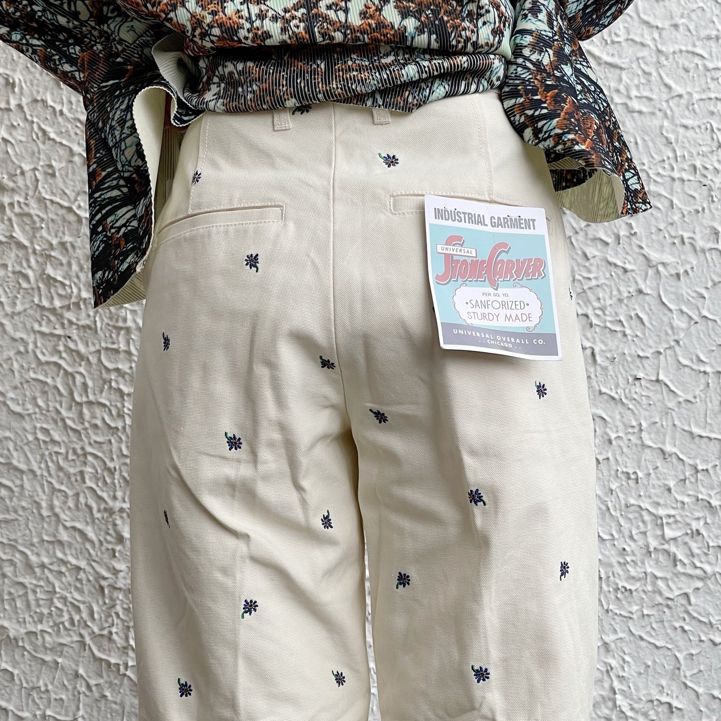 FLOWER EMBROIDERY TUCK PANTS feat.UNIVERSALOVERALL / IVORY / フラワー刺繍タックパンツ