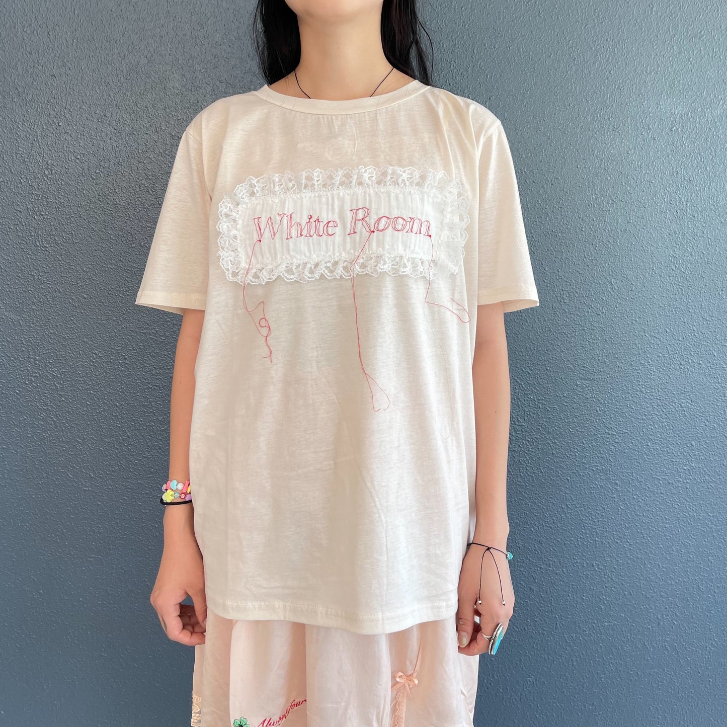 WHITE ROOM embroidery t-shirt / light beige / 刺繍Tシャツ